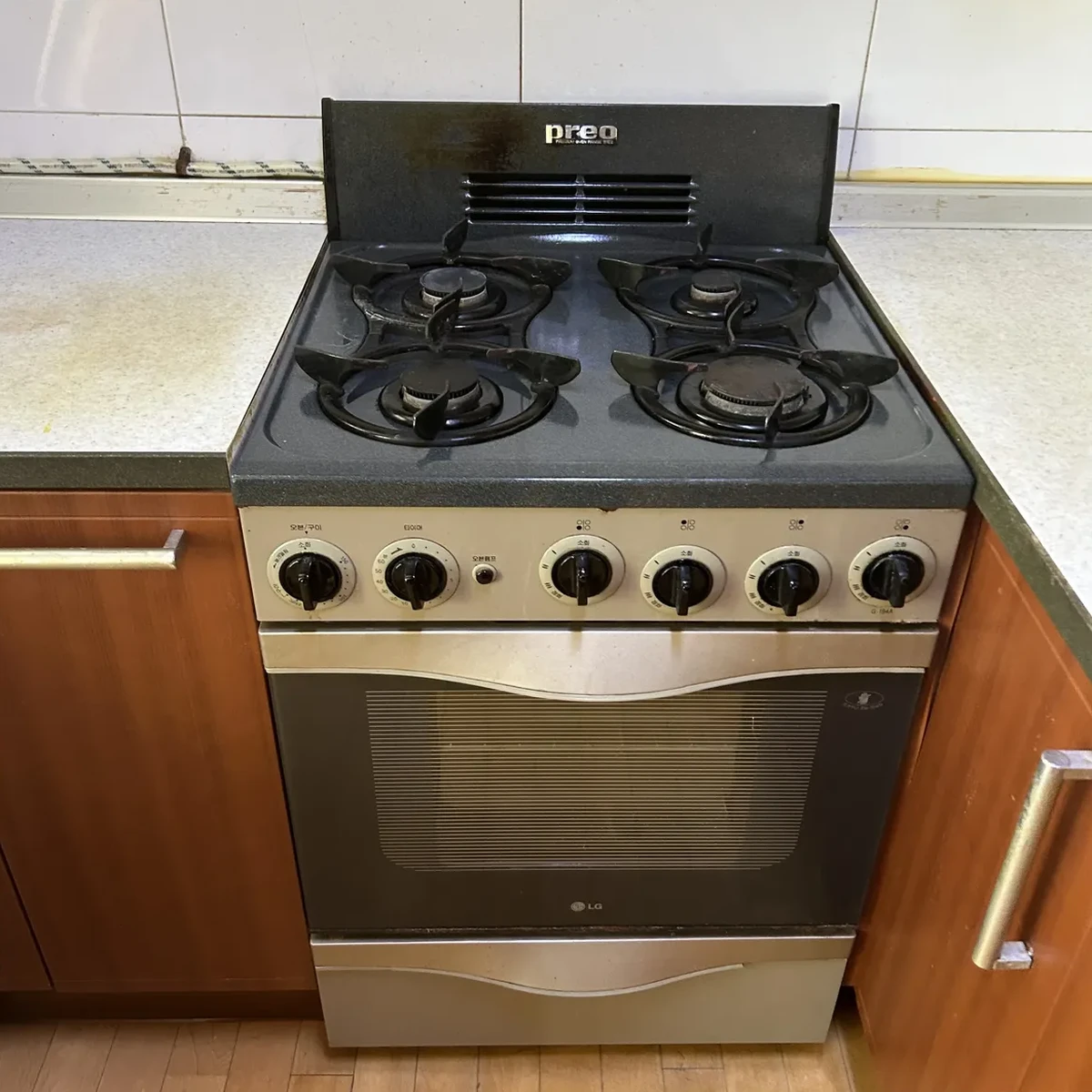 시공 전 - 독립형 오븐 → 빌트인 수납장