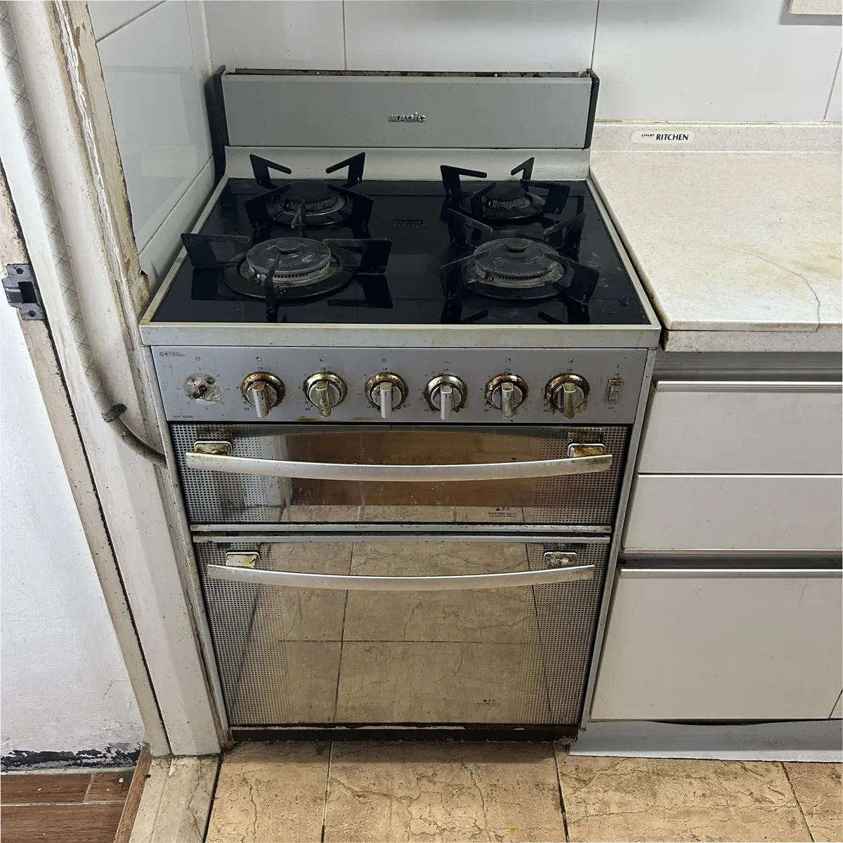 시공 전 - 소형 주방 가스오븐 수납장 교체